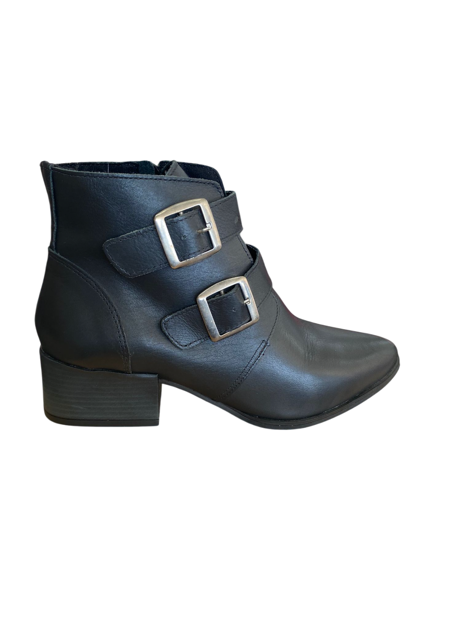 Bota De Punta Con Hebillas