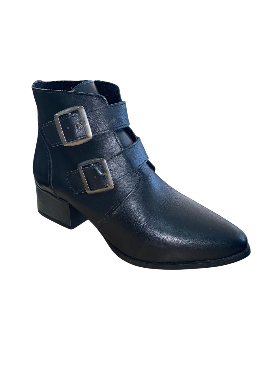 Bota De Punta Con Hebillas