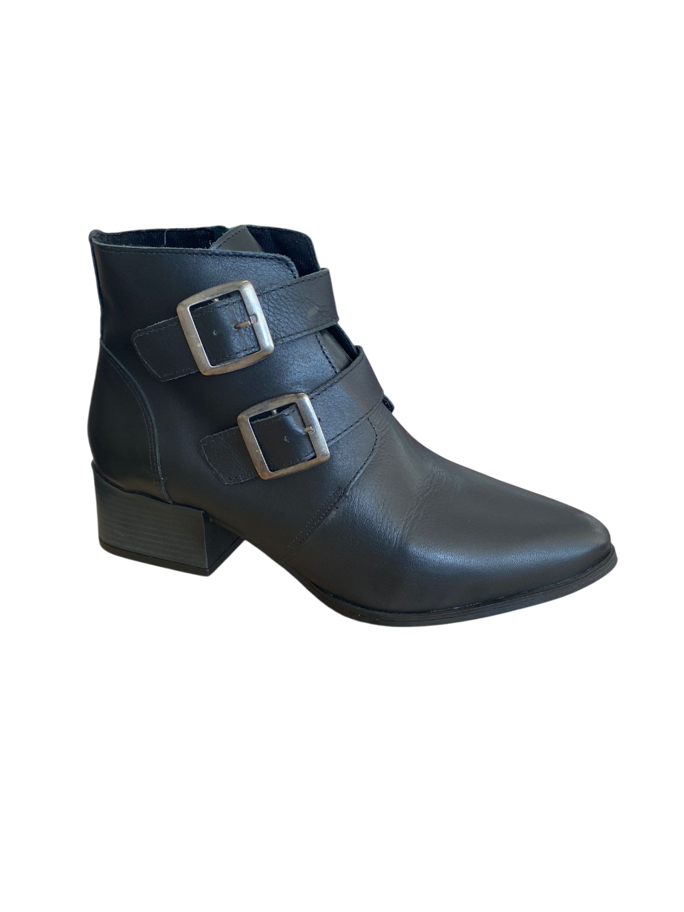 Bota De Punta Con Hebillas